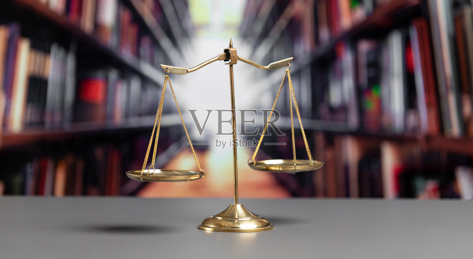 图书馆背景中闪亮的金色天平作为正义的象征。上,照片摄影图片