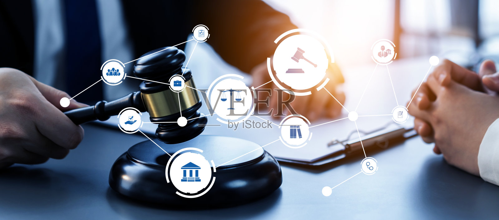 聪明的法律，法律咨询图标和精明的律师工作工具在律师办公室照片摄影图片