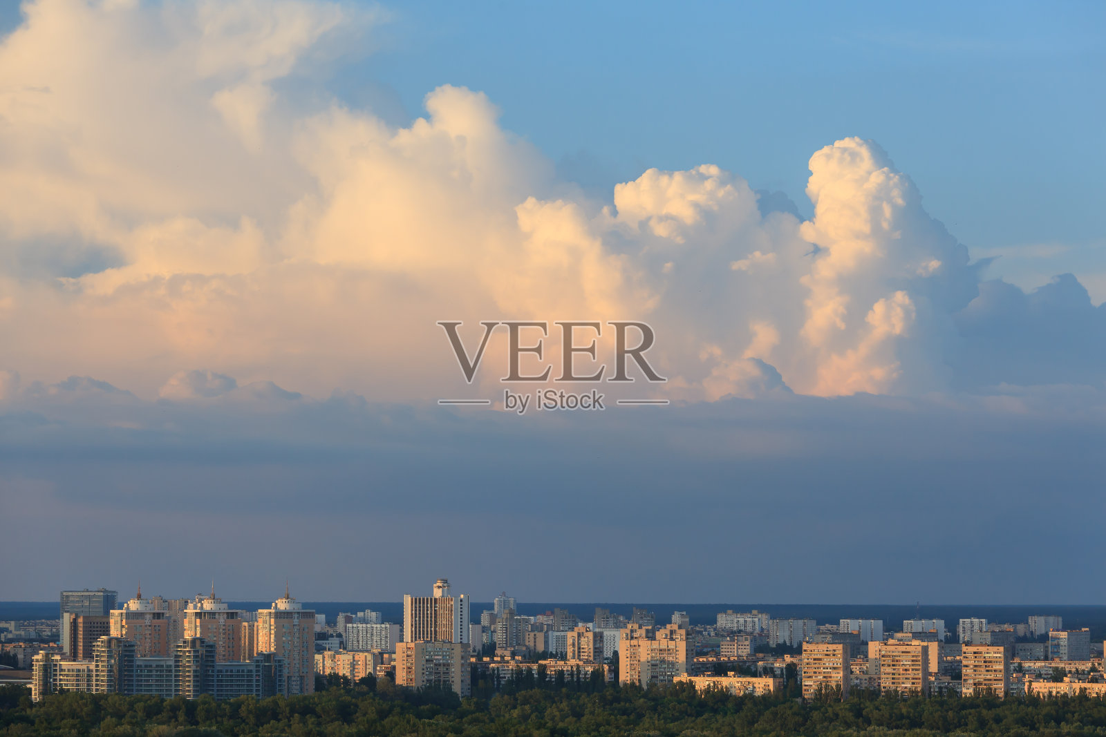 日落时分，城市上空的大积云照片摄影图片