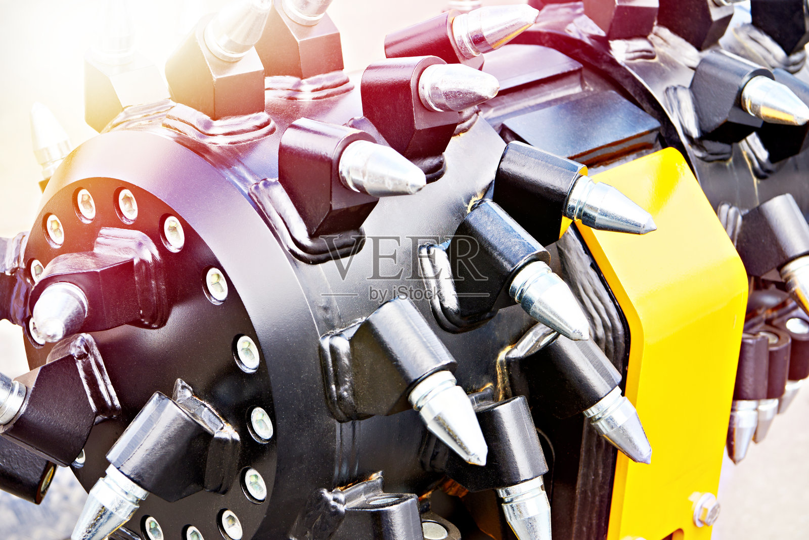 滚筒回转液压切割机是挖掘机机械附件照片摄影图片