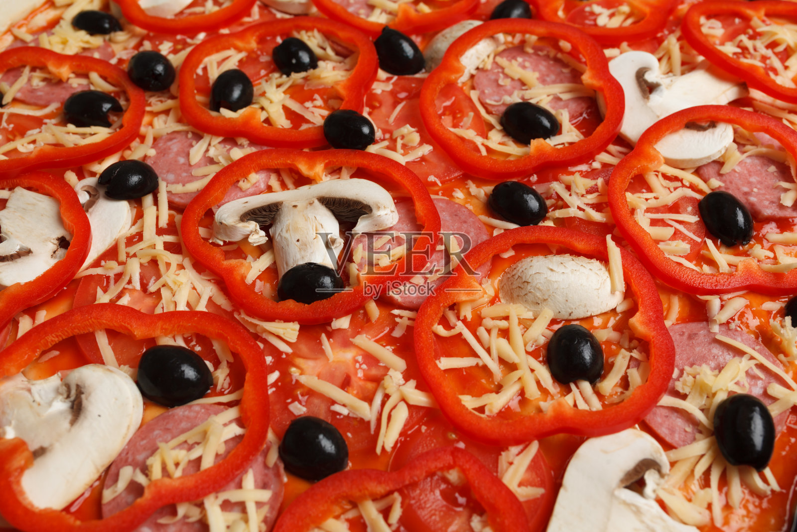 披萨配辣椒、蘑菇、奶酪、橄榄和香肠照片摄影图片