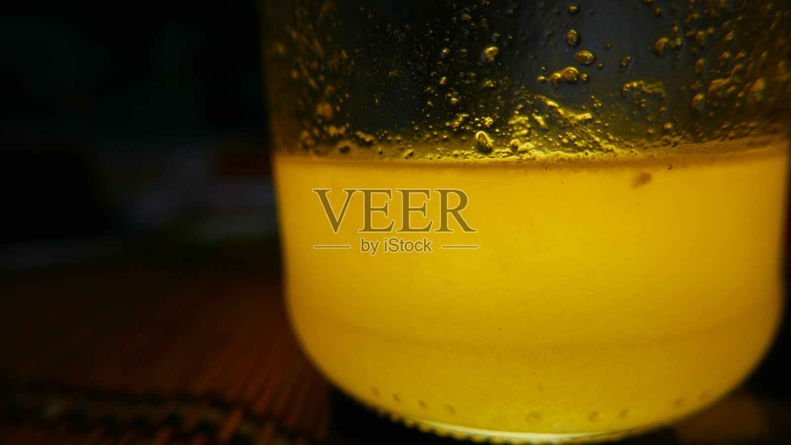 桌上有一罐蜂蜜。蜜蜂的工作。一罐蜂蜜特写镜头。侧视图蜜罐照片摄影图片