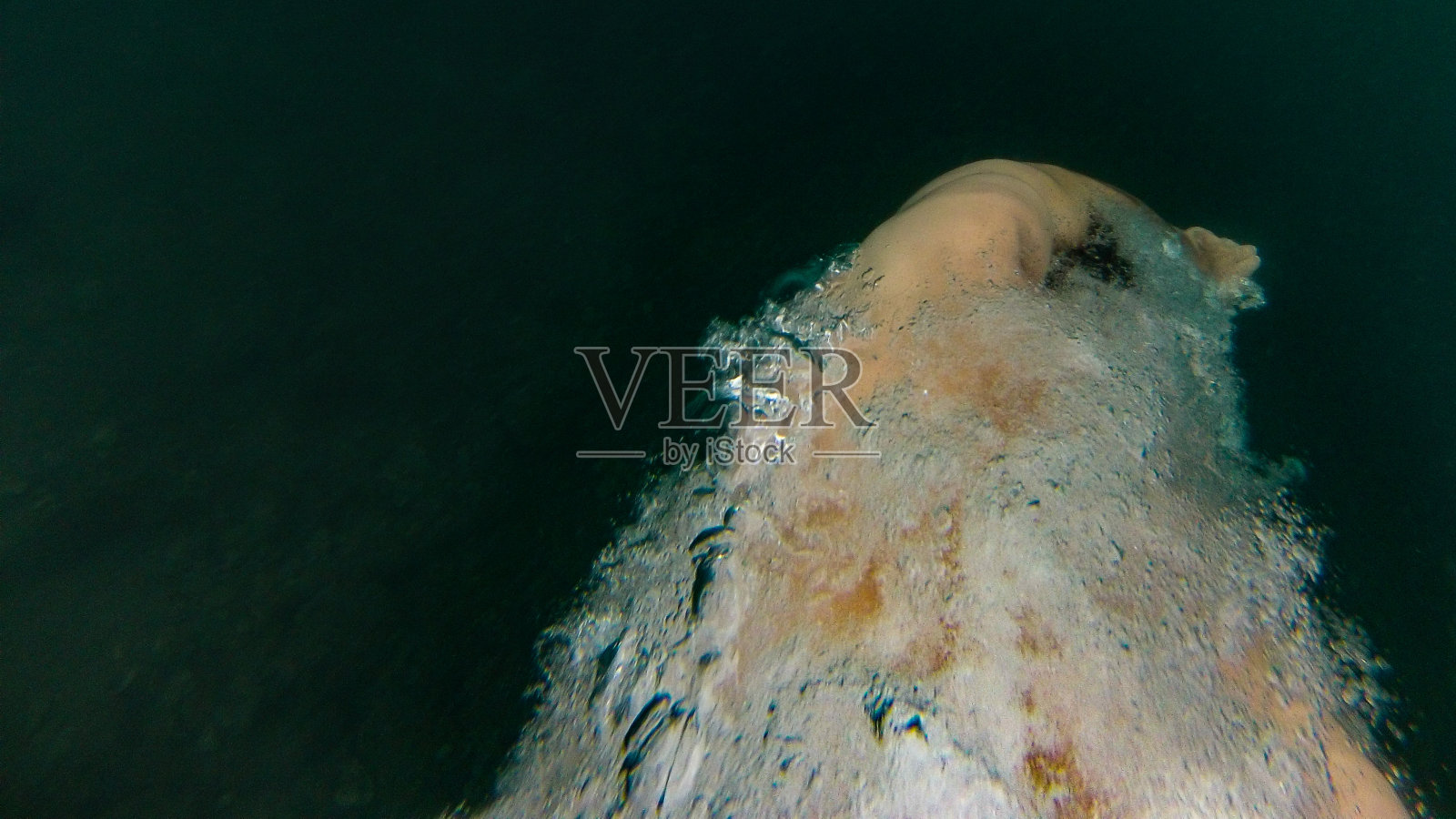 在黑暗的水中快速游泳照片摄影图片