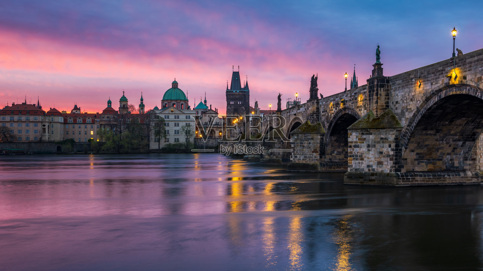 布拉格查理大桥上色彩斑斓的黎明。照片摄影图片