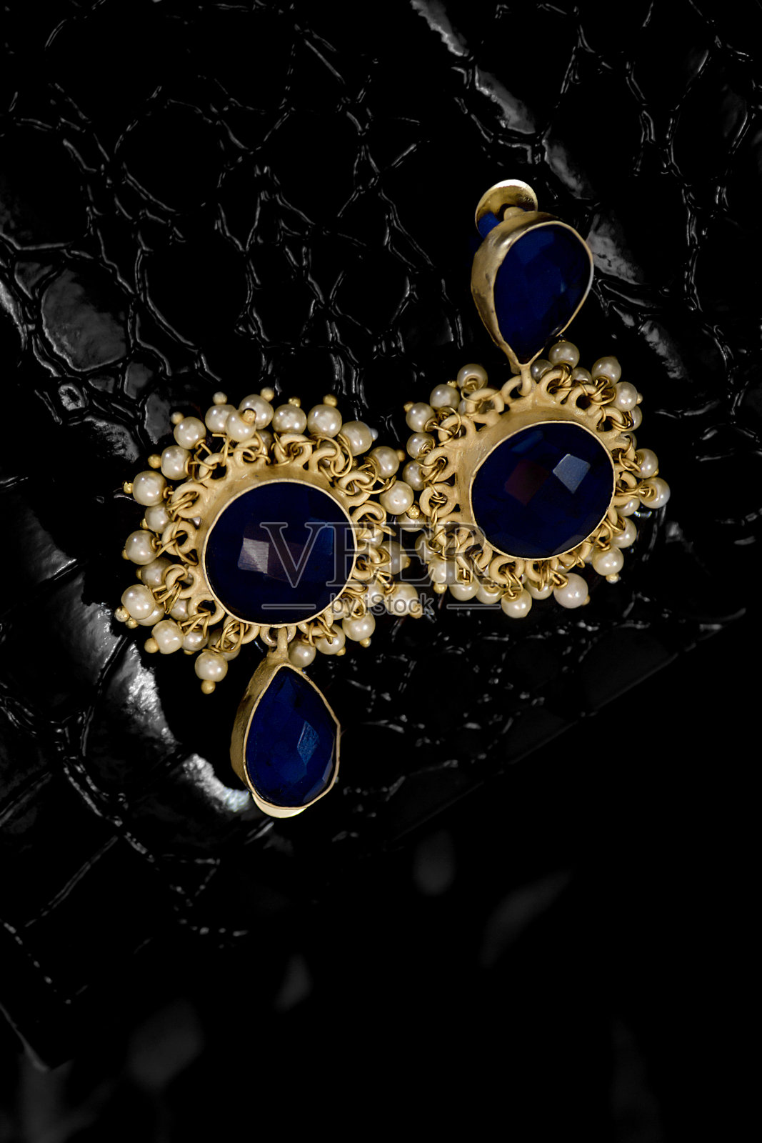 黑色背景桌子上的珠宝特写照片照片摄影图片