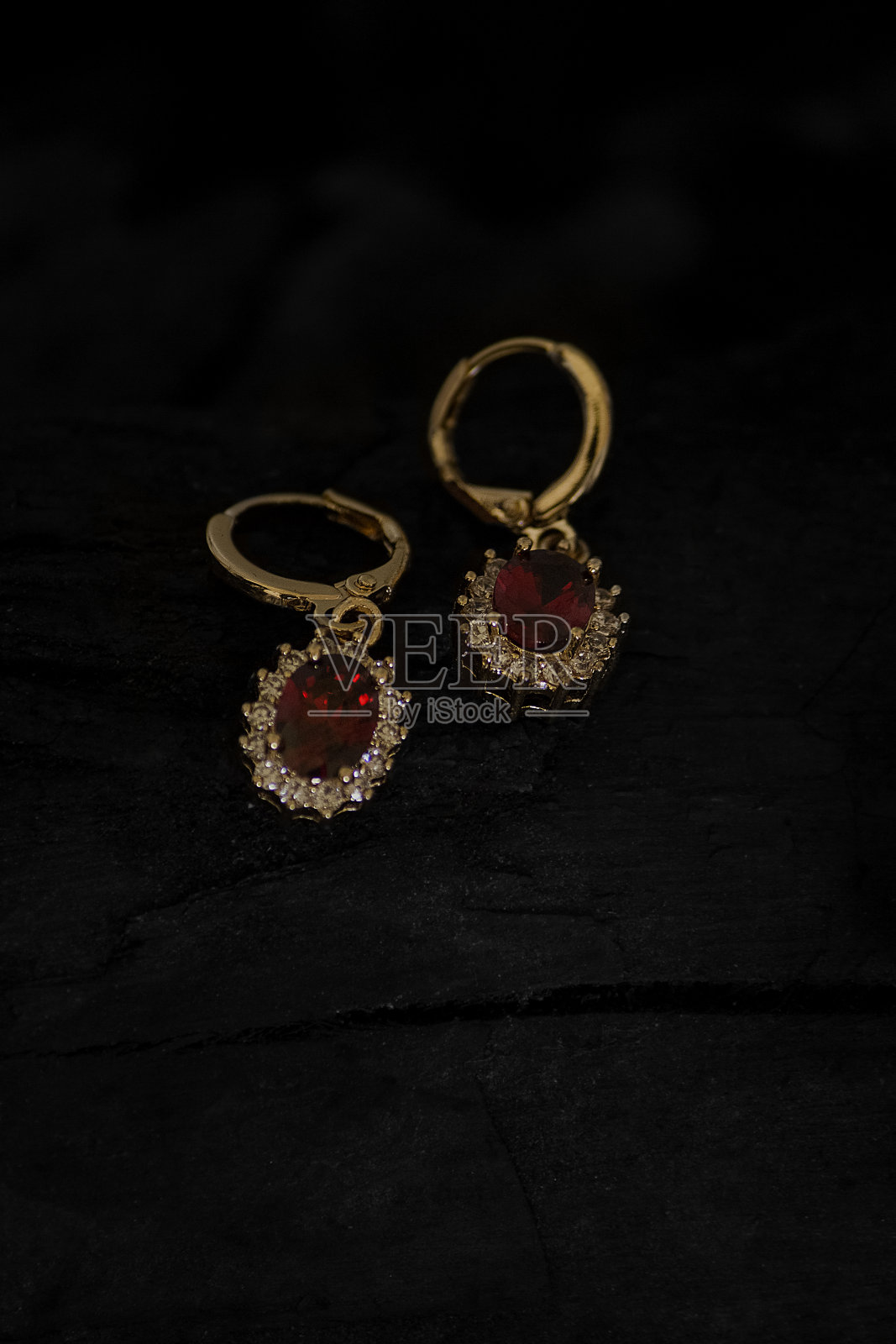 黑色背景桌子上的珠宝特写照片照片摄影图片