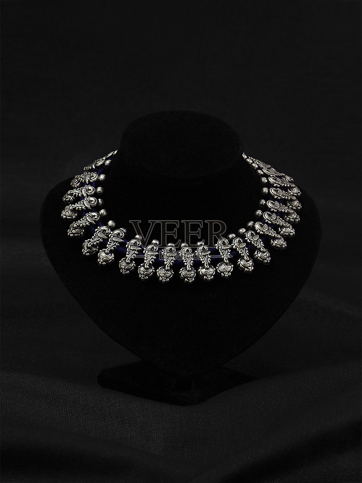 黑色背景桌子上的珠宝特写照片照片摄影图片