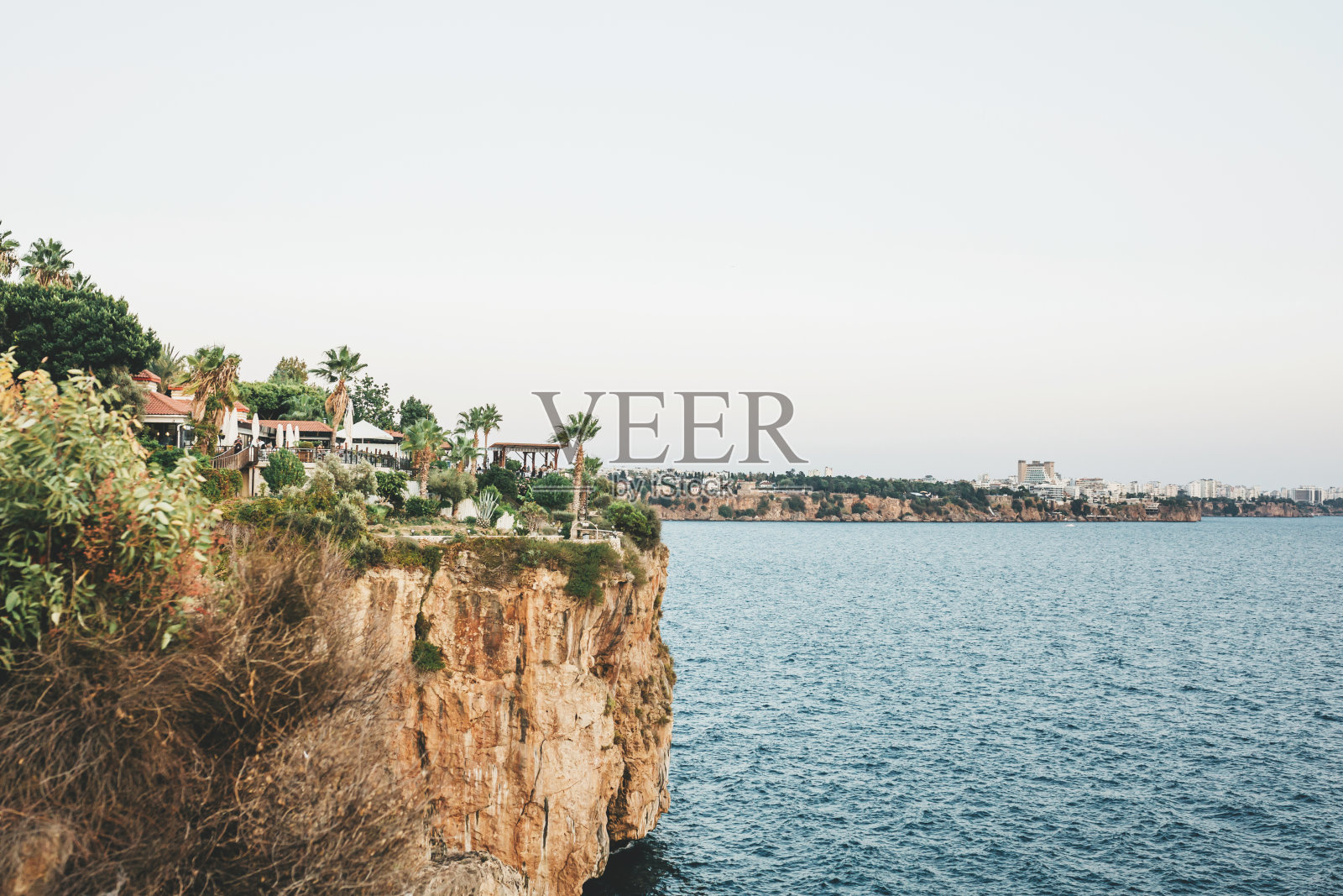 位于土耳其安塔利亚岩石海岸边缘的美丽餐厅照片摄影图片