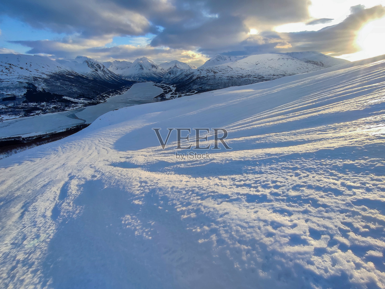 挪威峡湾景观与雪山在冬天照片摄影图片