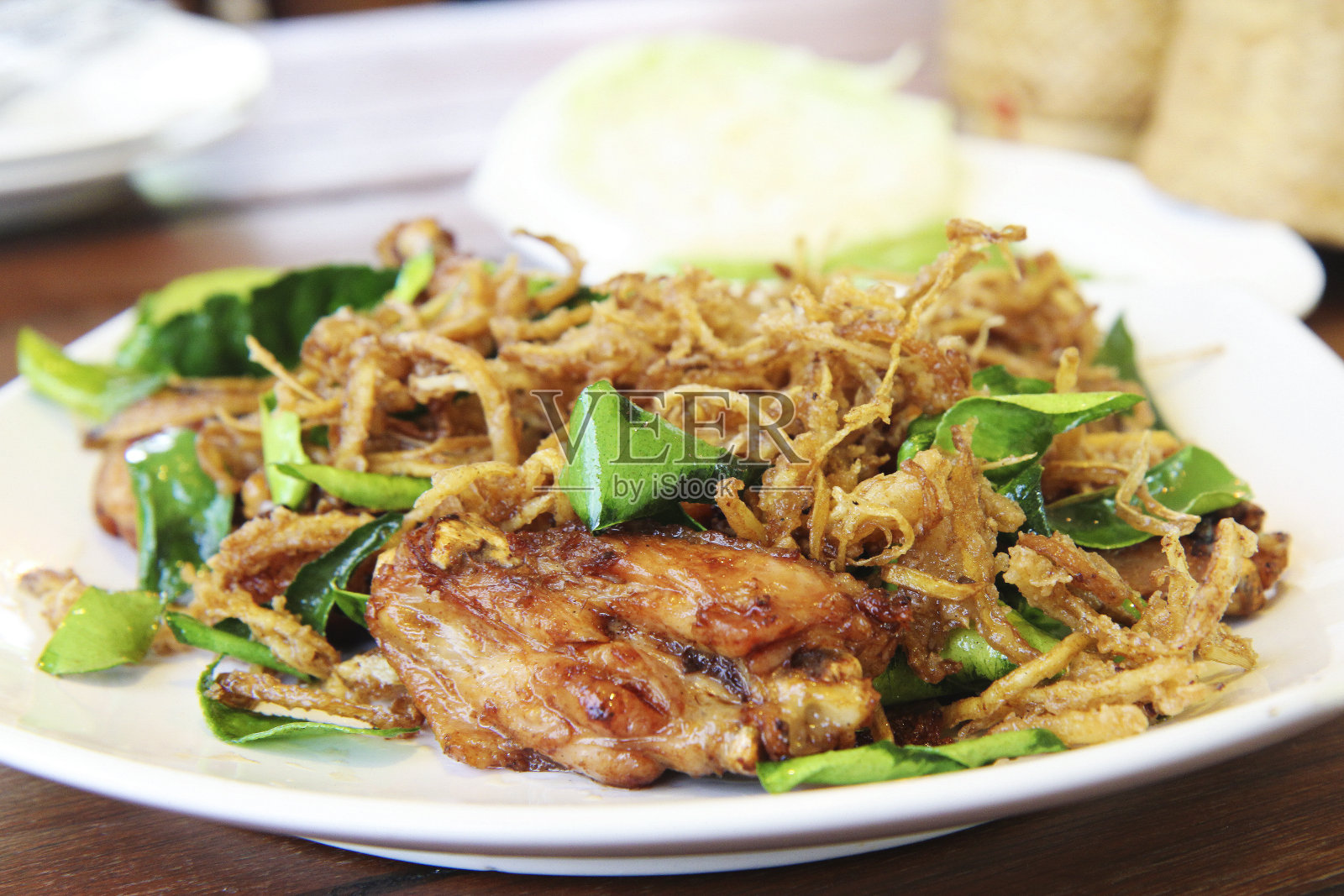 香茅炒鸡，白色盘子，近距离，选择性聚焦照片摄影图片