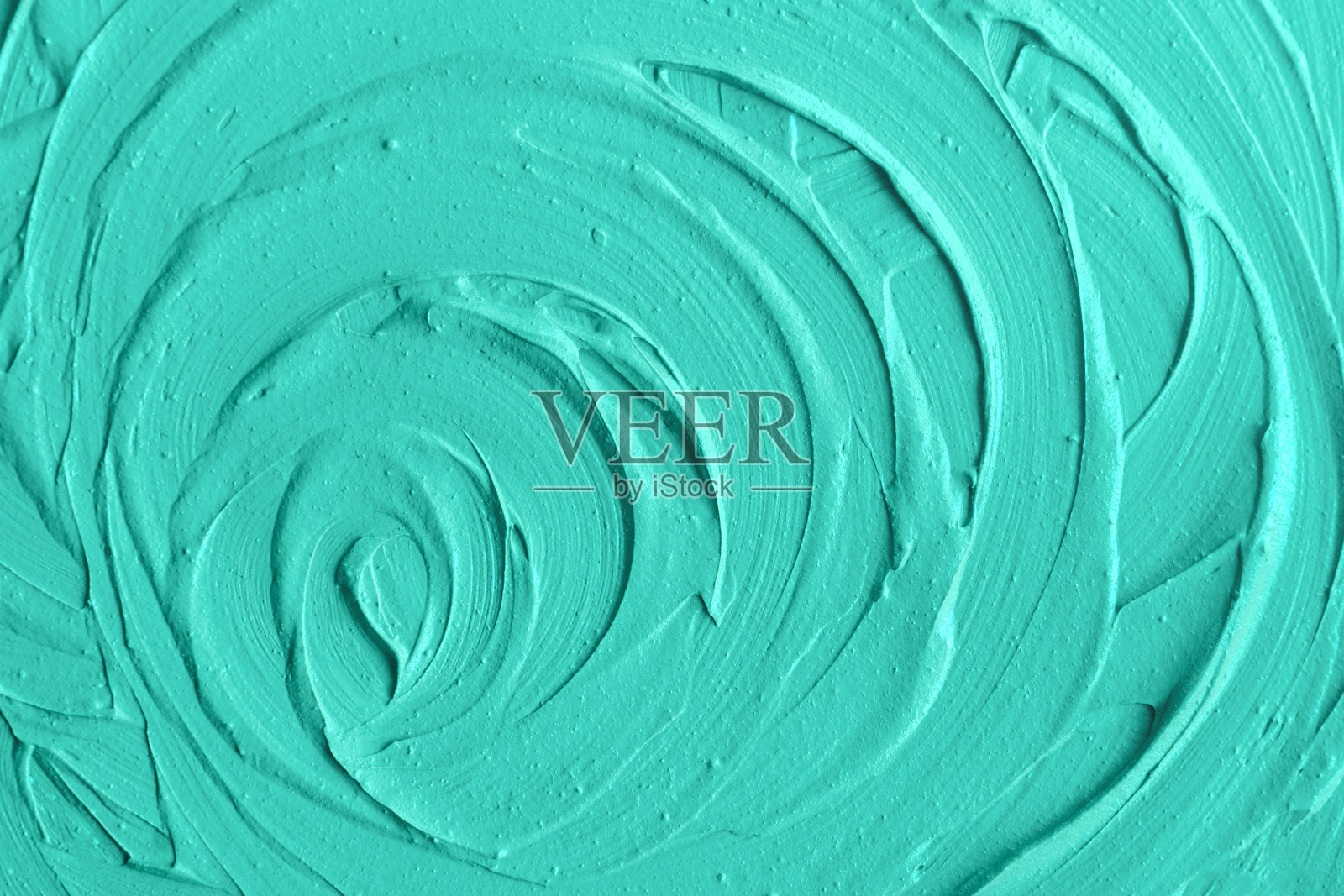 海蓝宝石膨润土面部粘土(海藻酸盐造型面膜、面霜、裹身膏)纹理贴近，选择性聚焦。抽象的绿松石背景与漩涡笔触。照片摄影图片