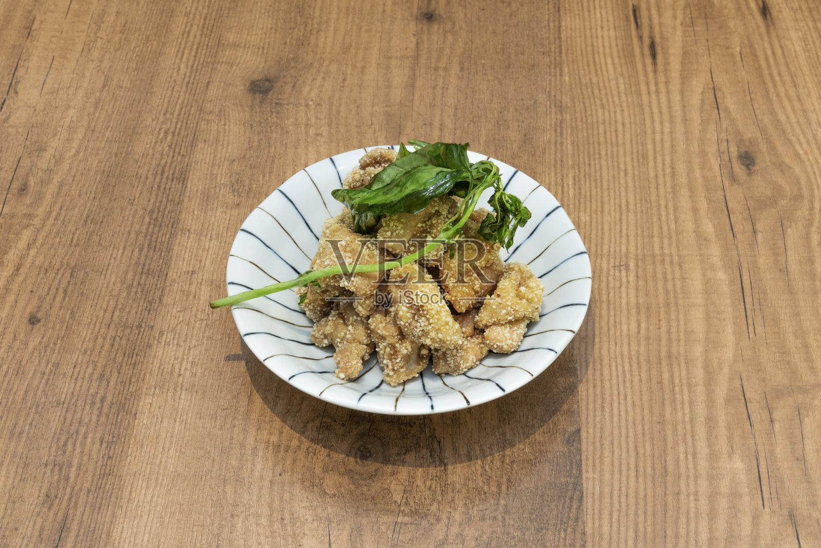 美味的韩国小吃炸脆鸡球照片摄影图片