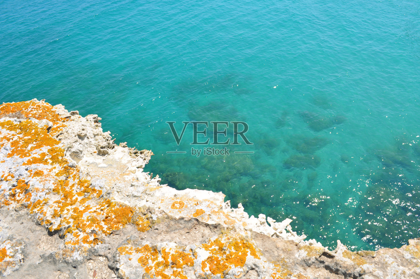 意大利南部萨伦托的五彩悬崖和蓝水地中海照片摄影图片