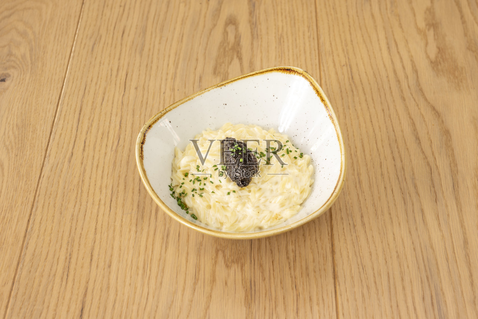 精致的时令tartufo和funghi烩饭，包括蘑菇，这几个月的明星食物，加上精致而真实的松露味道照片摄影图片