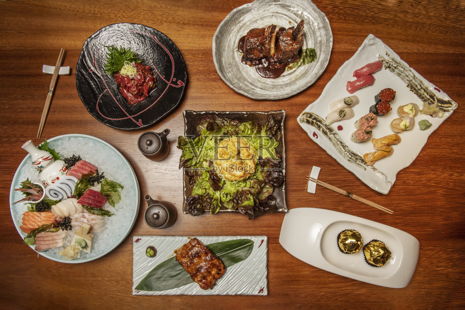 亚洲美食盘里有美味的冰刺身寿司，香蕉叶烤鲑鱼，鱼子干，照片摄影图片