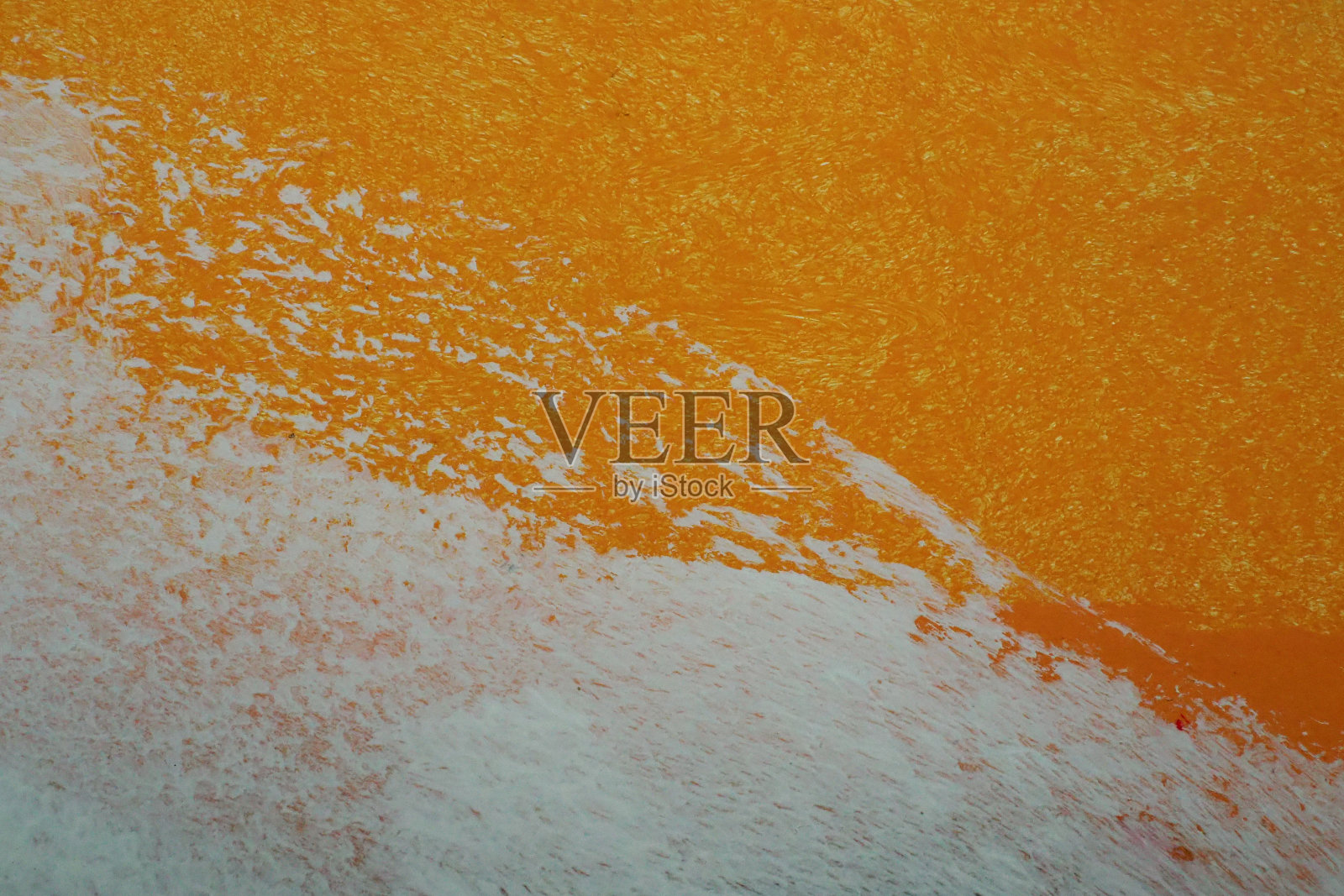 灰泥墙上的橙色油画。油彩纹理与画笔和调色板刀笔画。现代艺术理念。水平的片段。照片摄影图片