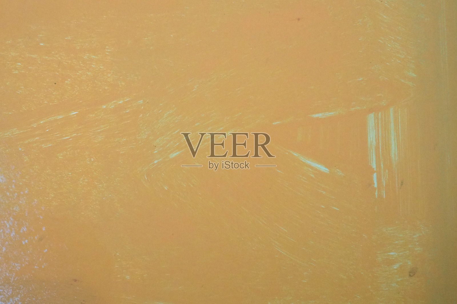 灰泥墙上的橙色油画。油彩纹理与画笔和调色板刀笔画。现代艺术理念。水平的片段。照片摄影图片