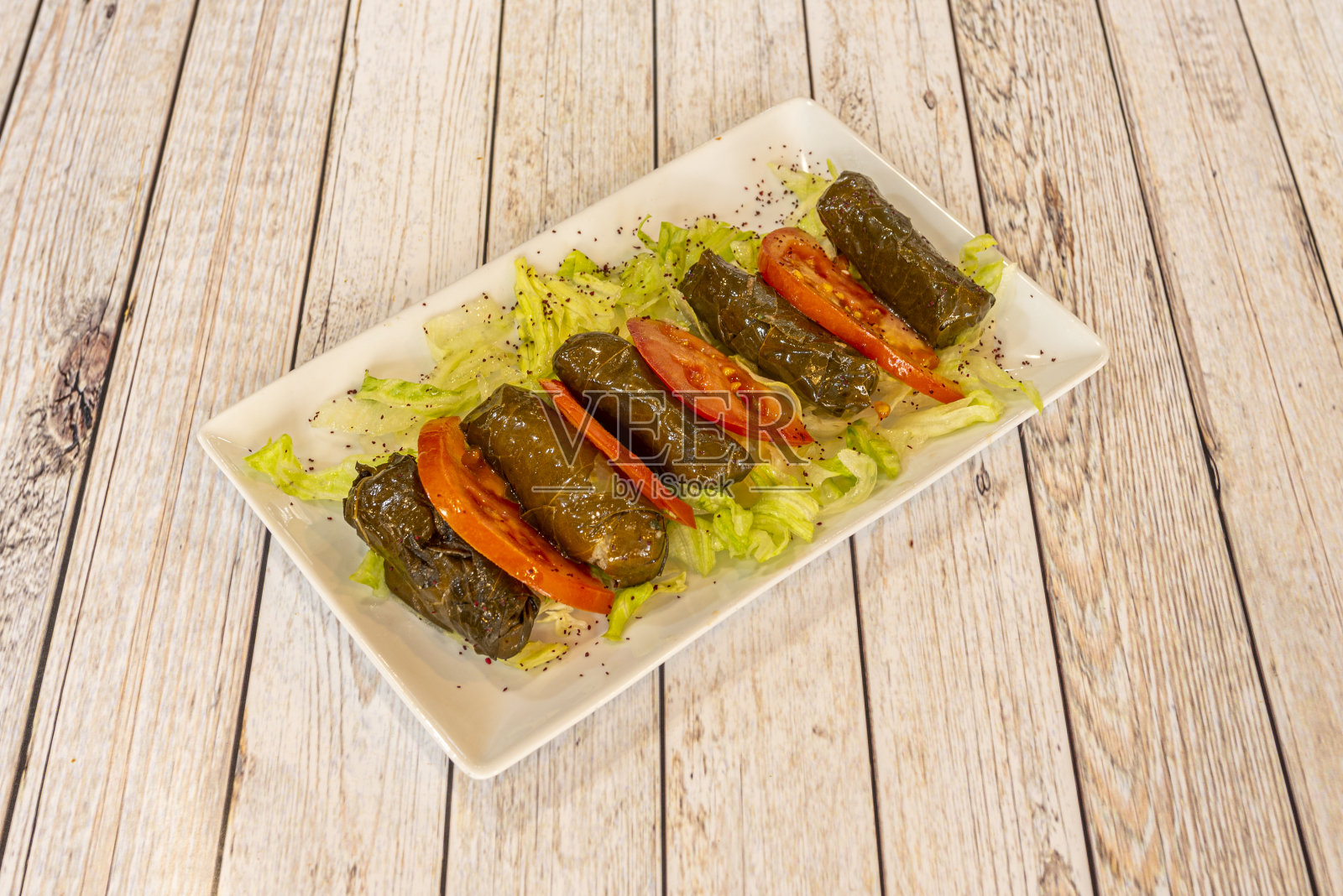 Yaprak是一种由葡萄叶制成的食物的通用名称，主要是由一种叫做苏丹葡萄的葡萄制成的，里面塞满了猪肉或羊肉和米饭，再加上调味品。照片摄影图片