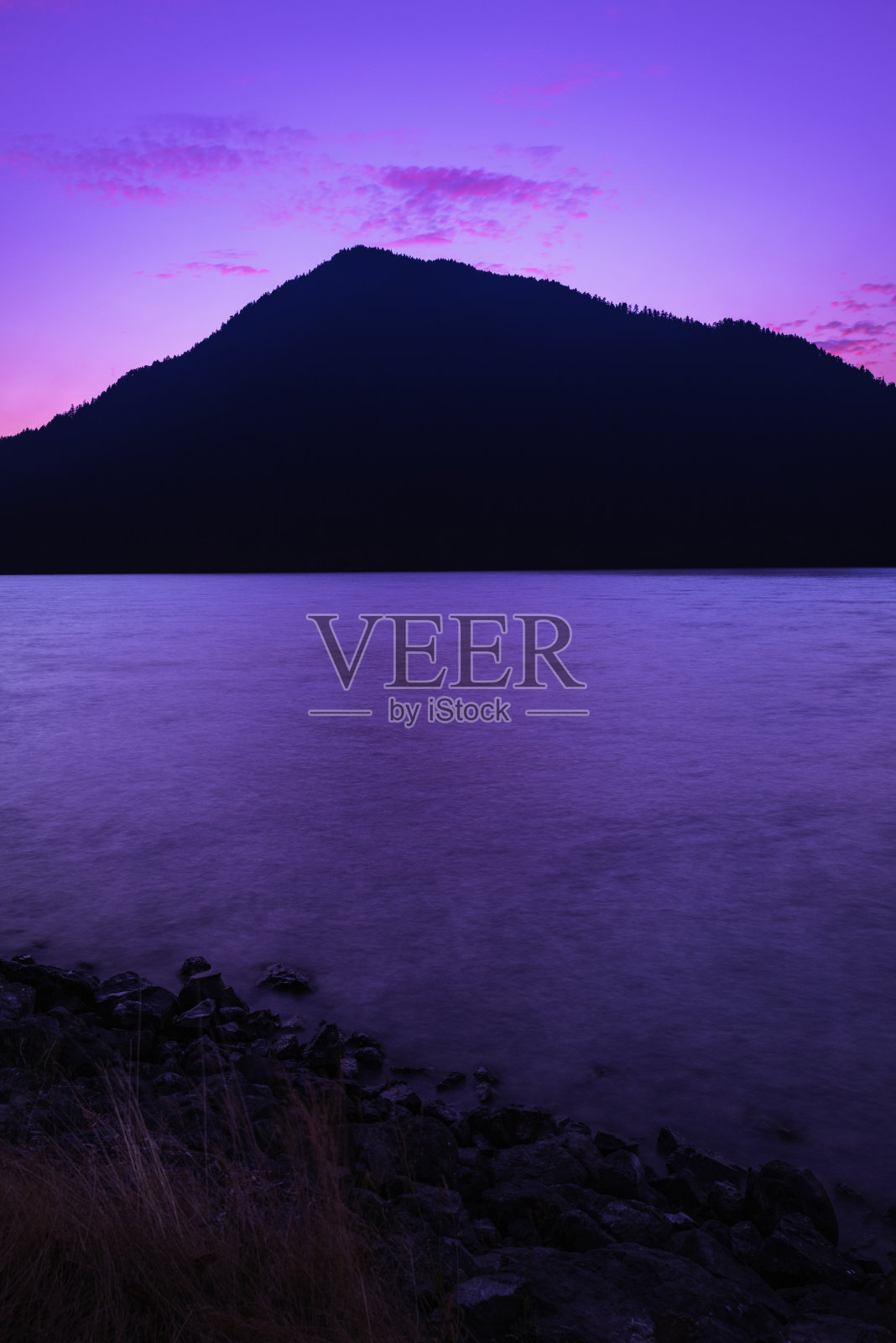 奥林匹克国家公园日落景观，金字塔峰，新月湖，冰川玄武岩悬崖，和蓝天中的粉红色云，长曝光摄影照片摄影图片