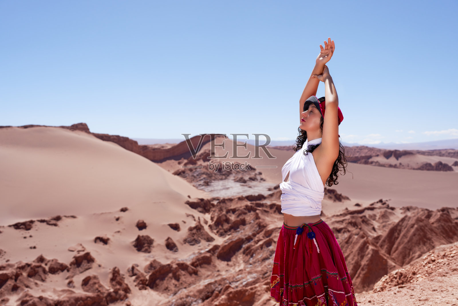 阿塔卡马沙漠中中年成年拉丁裔妇女的侧面肖像，她的服装灵感来自前西班牙土著文化或玻利维亚乔拉照片摄影图片