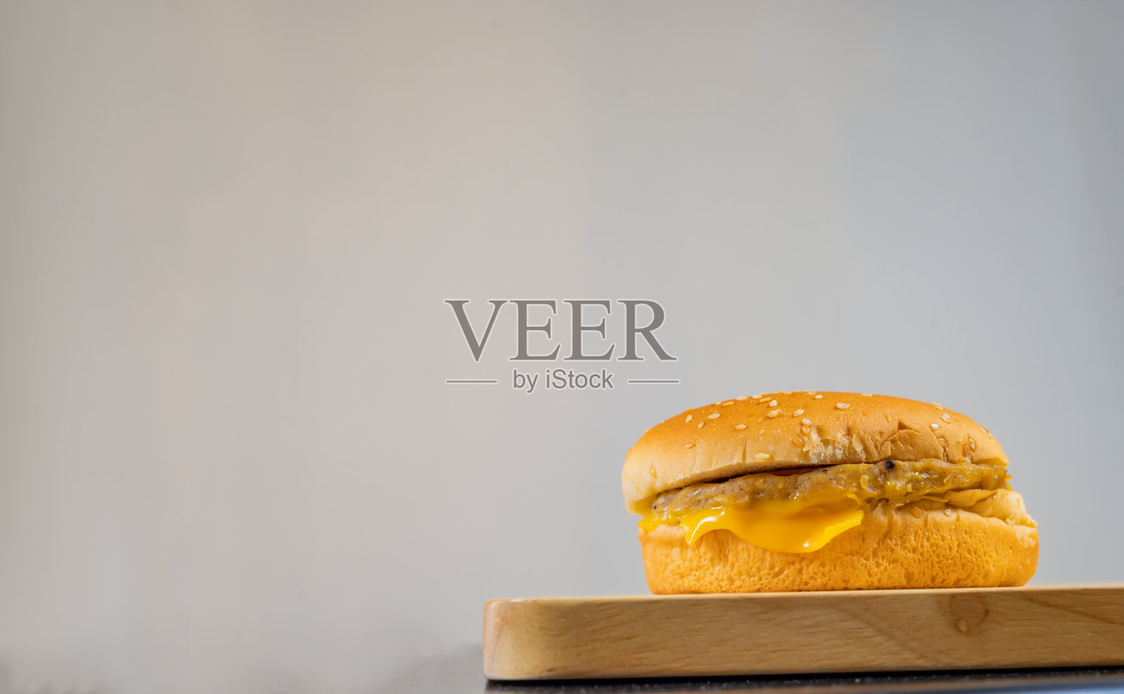 木板上的汉堡，俯瞰汉堡，垃圾食品，不健康食品，快餐，复制空间。照片摄影图片