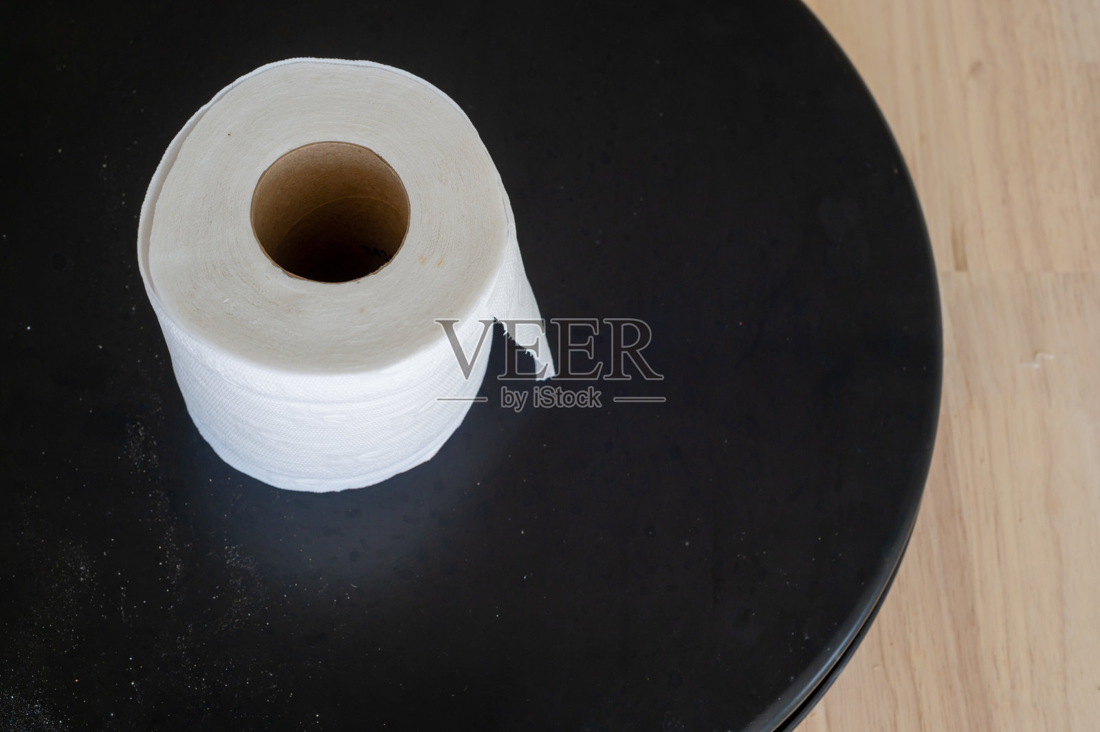 厕纸的俯视图，桌上的纸巾。照片摄影图片