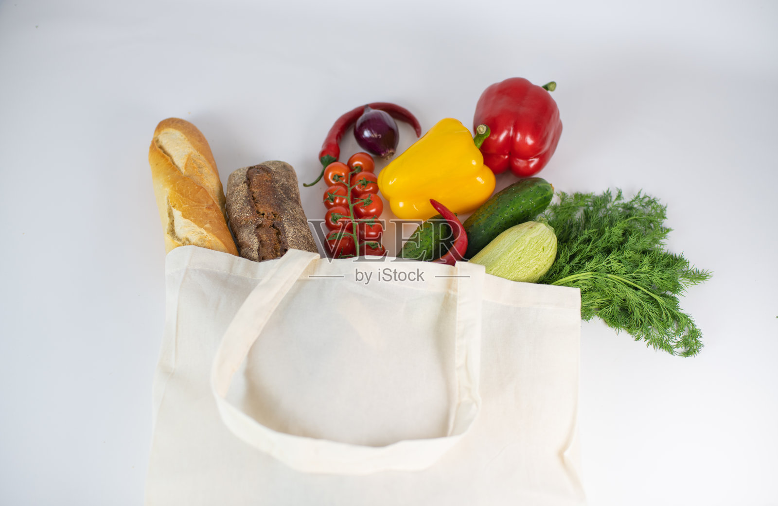 装有新鲜蔬菜的环保袋。照片摄影图片