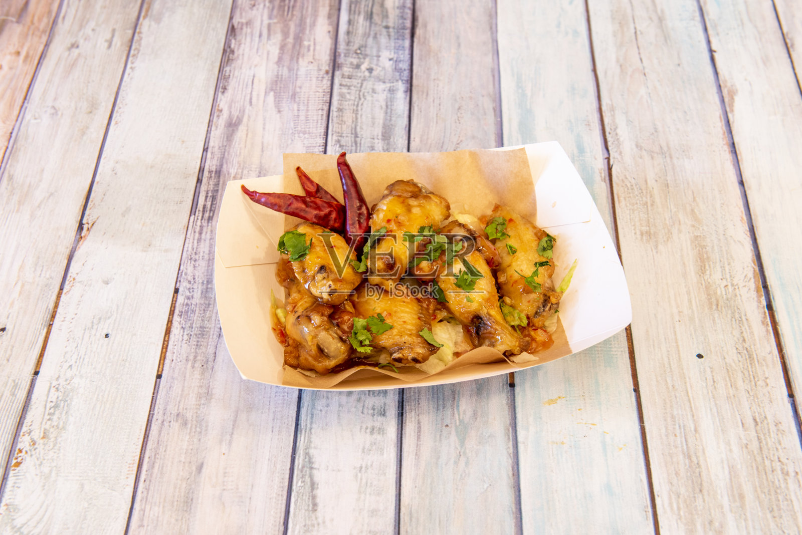 辣酱炸鸡翅照片摄影图片