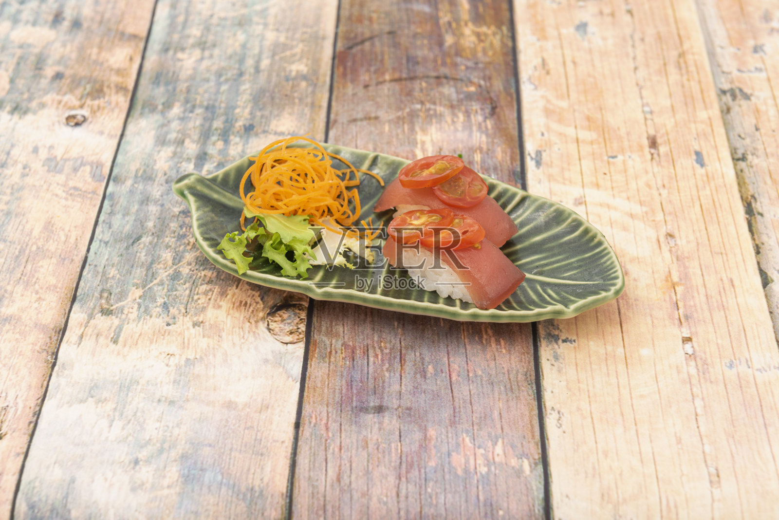 日本白米寿司，上面有红金枪鱼和圣女果照片摄影图片