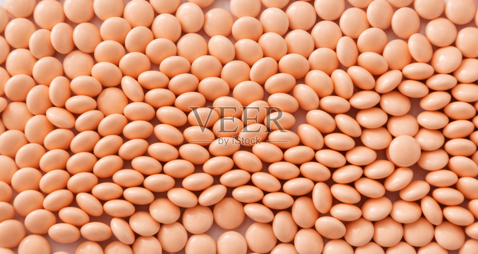 粉色药丸背景。维生素和健康皮肤的补品。网上药店。制药行业。爱的治疗方法。高质量的照片。照片摄影图片