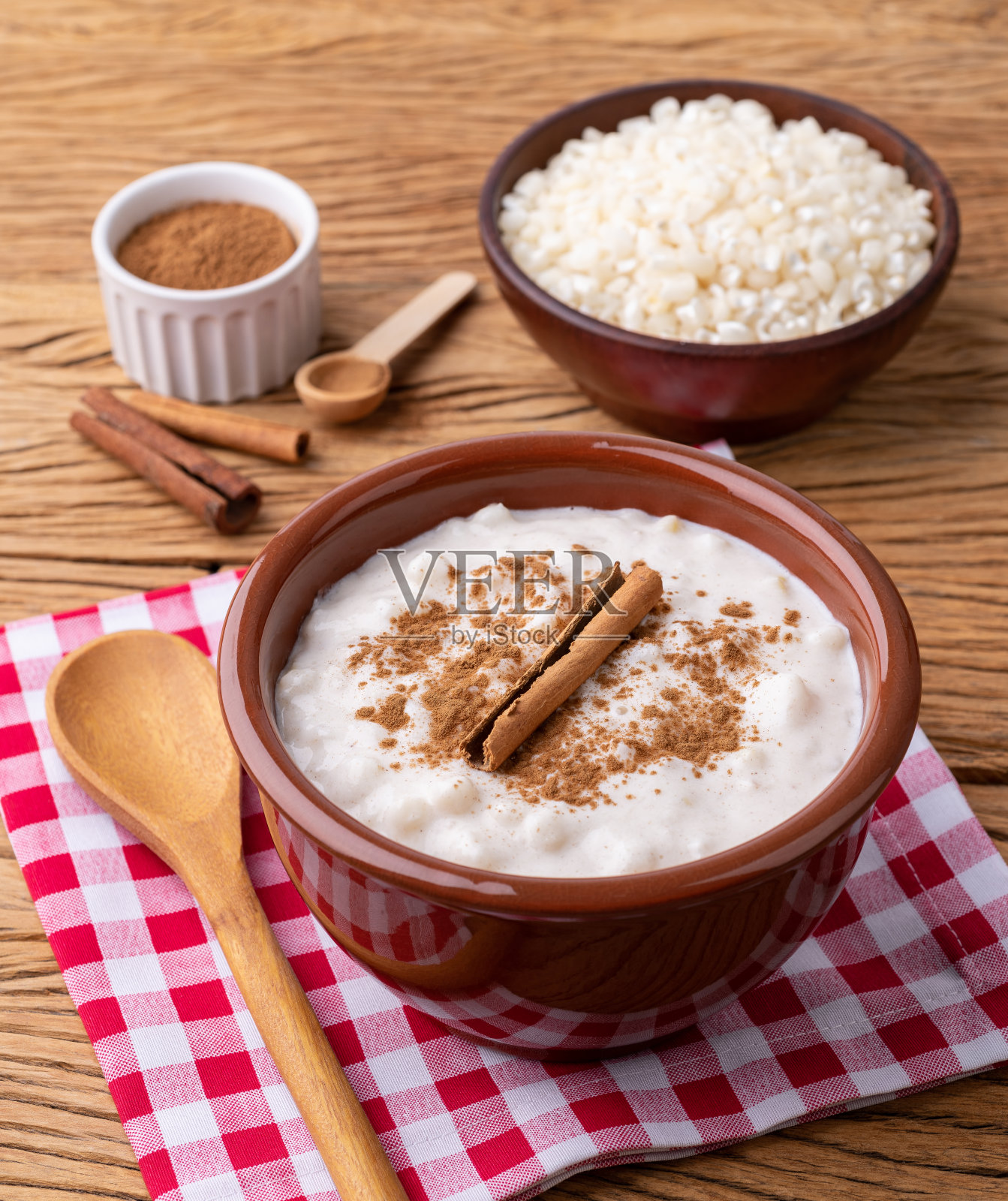 Canjica或munguza，典型的巴西白玉米甜奶油和肉桂在木制桌子上照片摄影图片