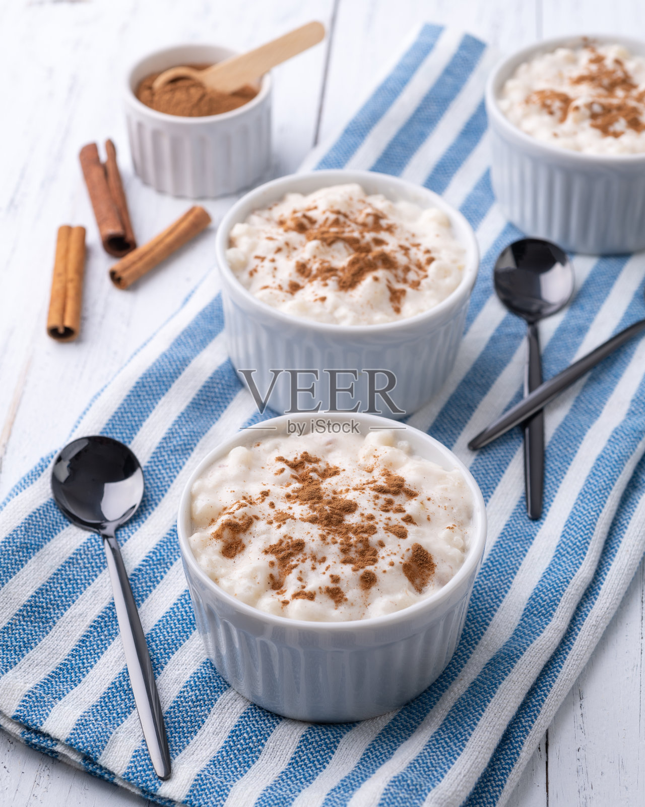 Canjica或munguza，典型的巴西白玉米甜奶油和肉桂在木制桌子上照片摄影图片