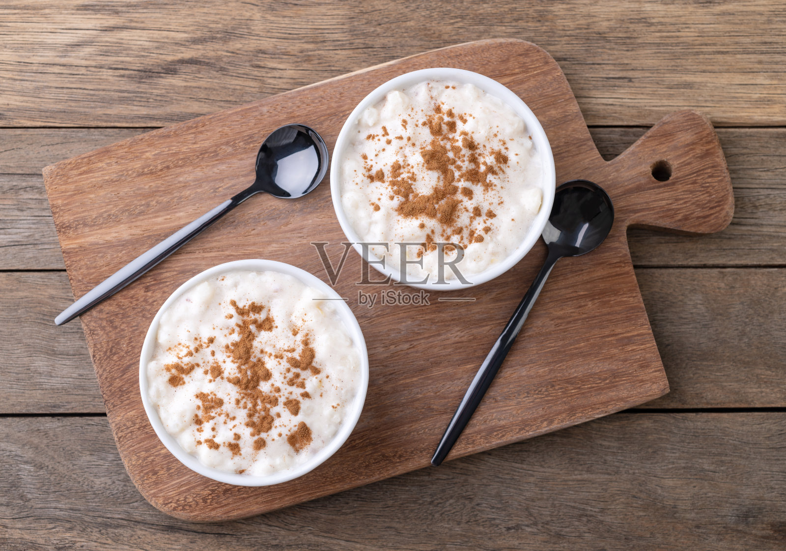 Canjica或munguza，典型的巴西白玉米甜奶油和肉桂在木制桌子上照片摄影图片