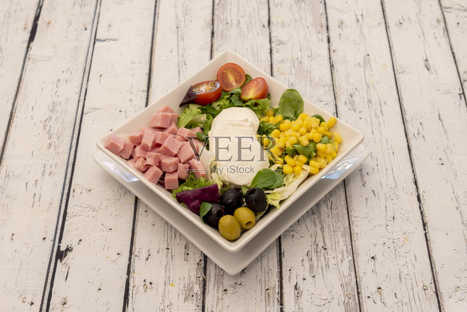 生菜，甜玉米，去核绿橄榄和黑橄榄配圣女果照片摄影图片