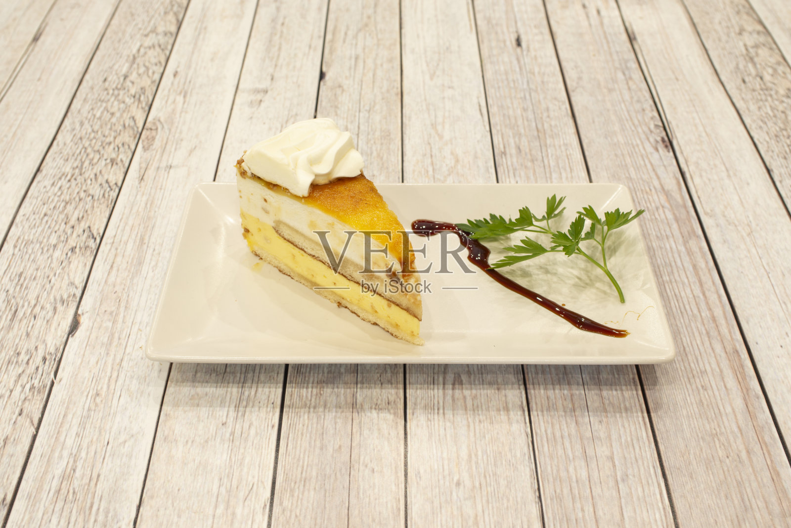 一份冰威士忌蛋糕加奶油和巧克力糖浆照片摄影图片