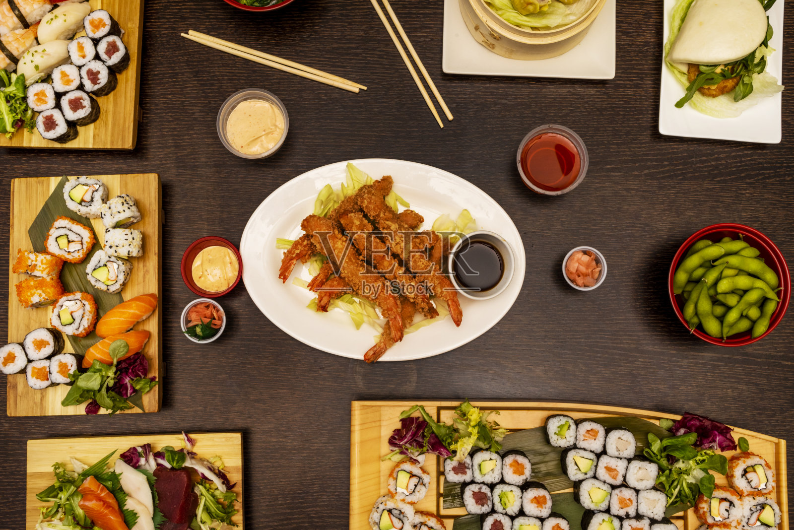 寿司是日本料理中最受认可的菜肴之一，也是最受国际欢迎的菜肴之一，虾天妇罗也是如此照片摄影图片