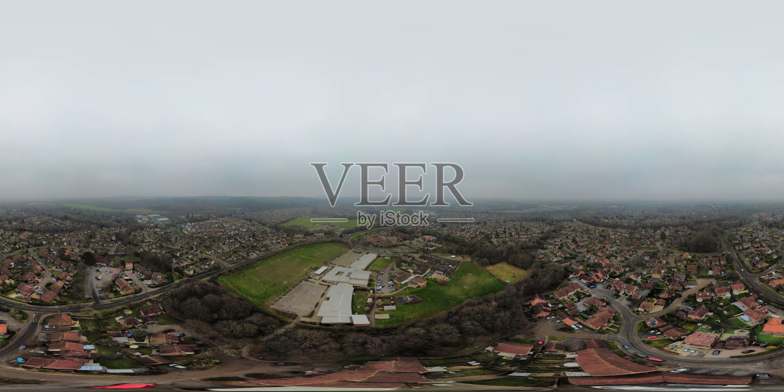 一个小镇在阴天的鸟瞰图照片摄影图片