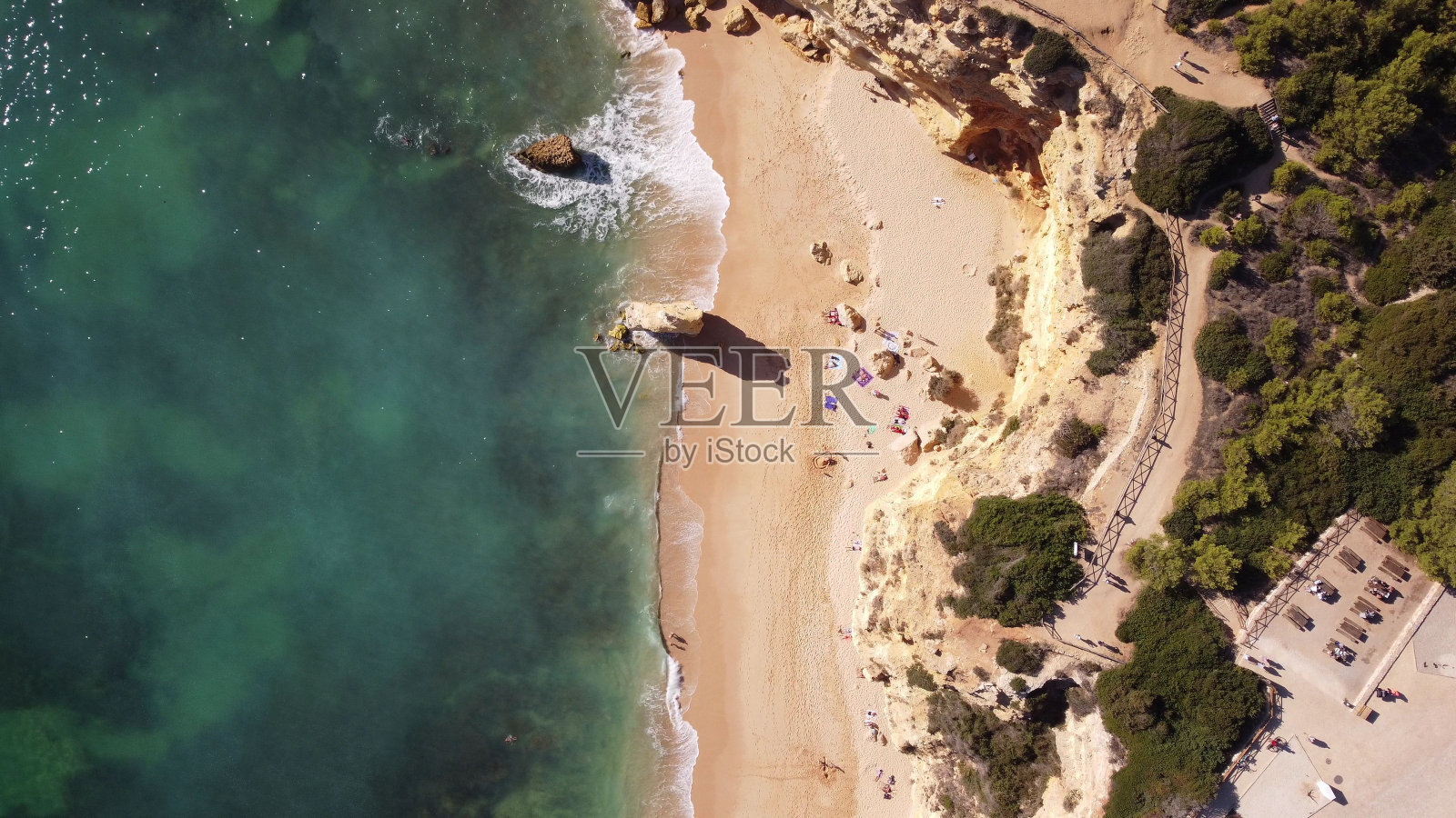 鸟瞰金色的沙滩，碧绿的海水冲刷着海岸照片摄影图片