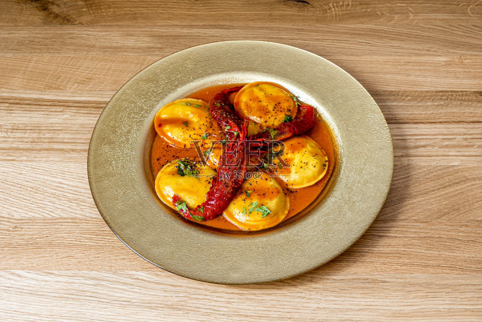 根据典型的意大利自制面食食谱，用最优质的正宗食材烹制的海鲜潘乔蒂照片摄影图片