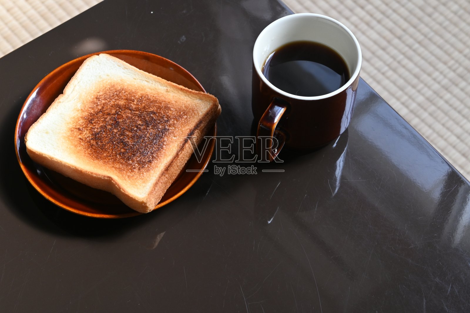 烤面包和黑咖啡照片摄影图片