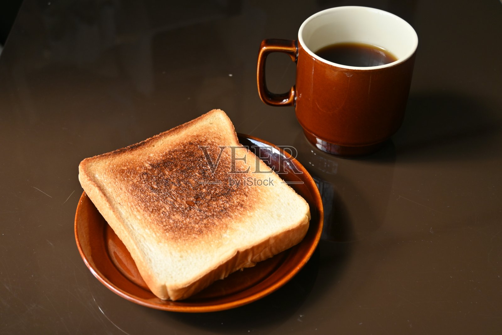 烤面包和黑咖啡照片摄影图片