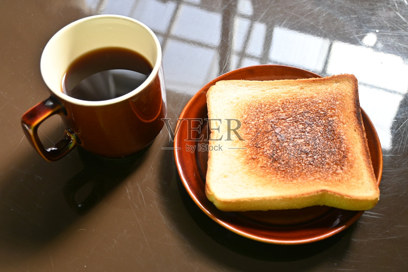 烤面包和黑咖啡照片摄影图片