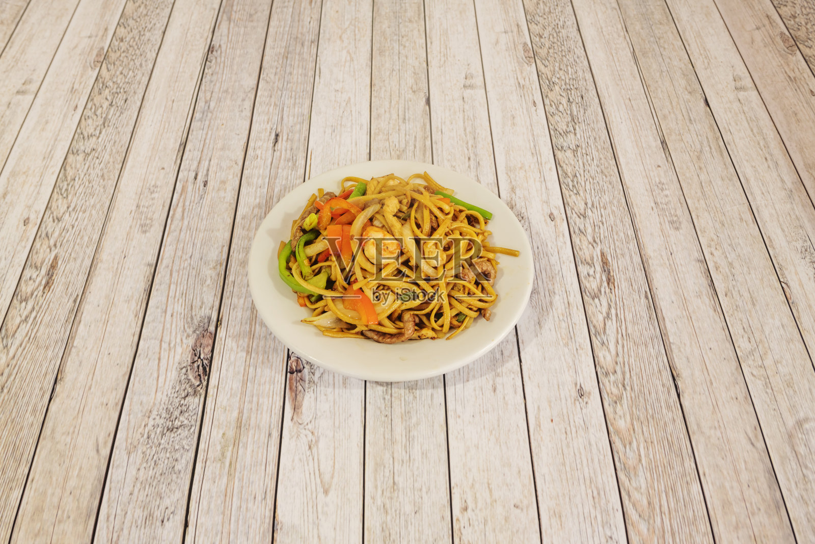 白色盘子上的中国对虾面配方照片摄影图片