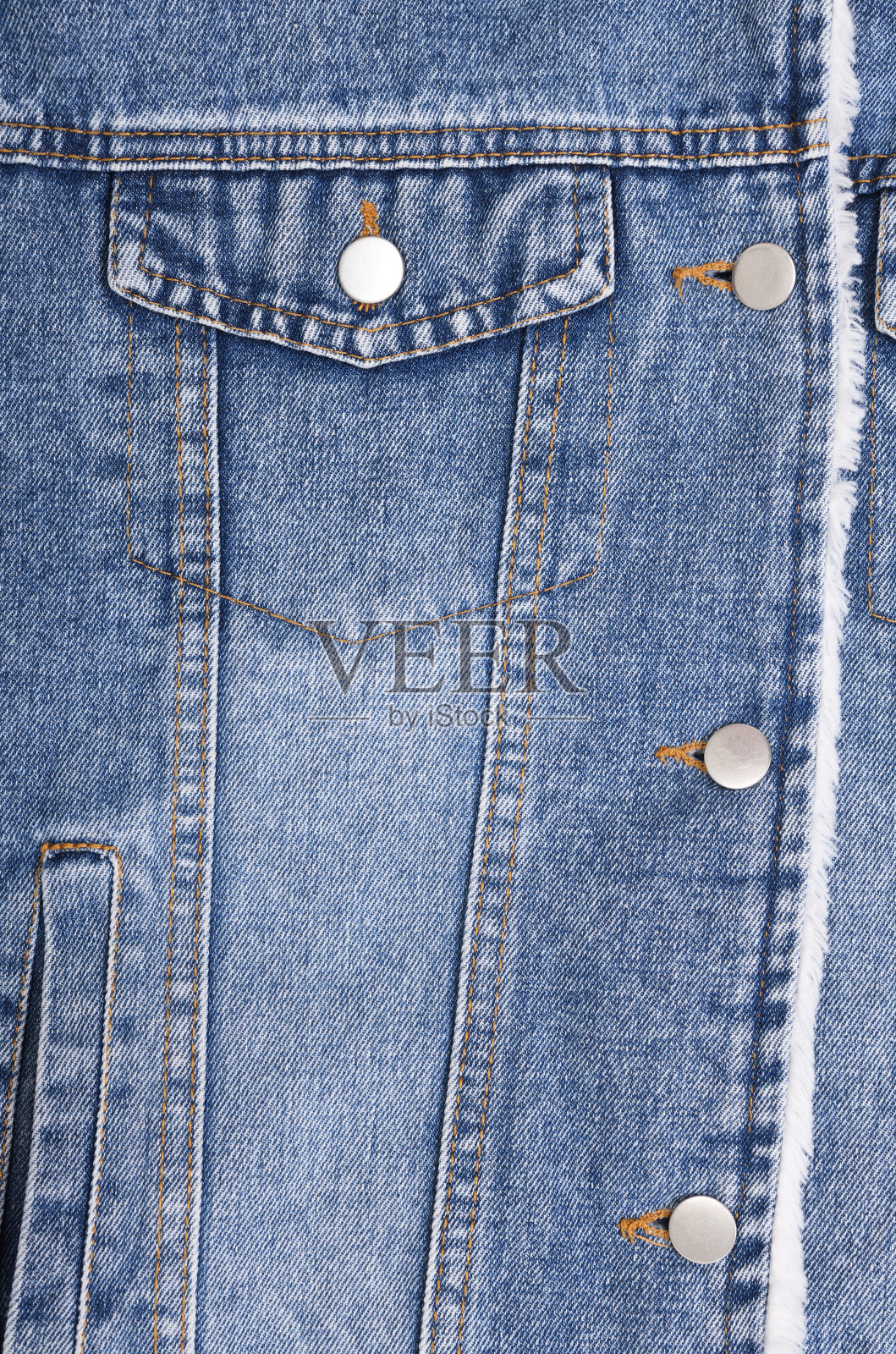 时尚的蓝色牛仔夹克与白色毛皮衬里。照片摄影图片