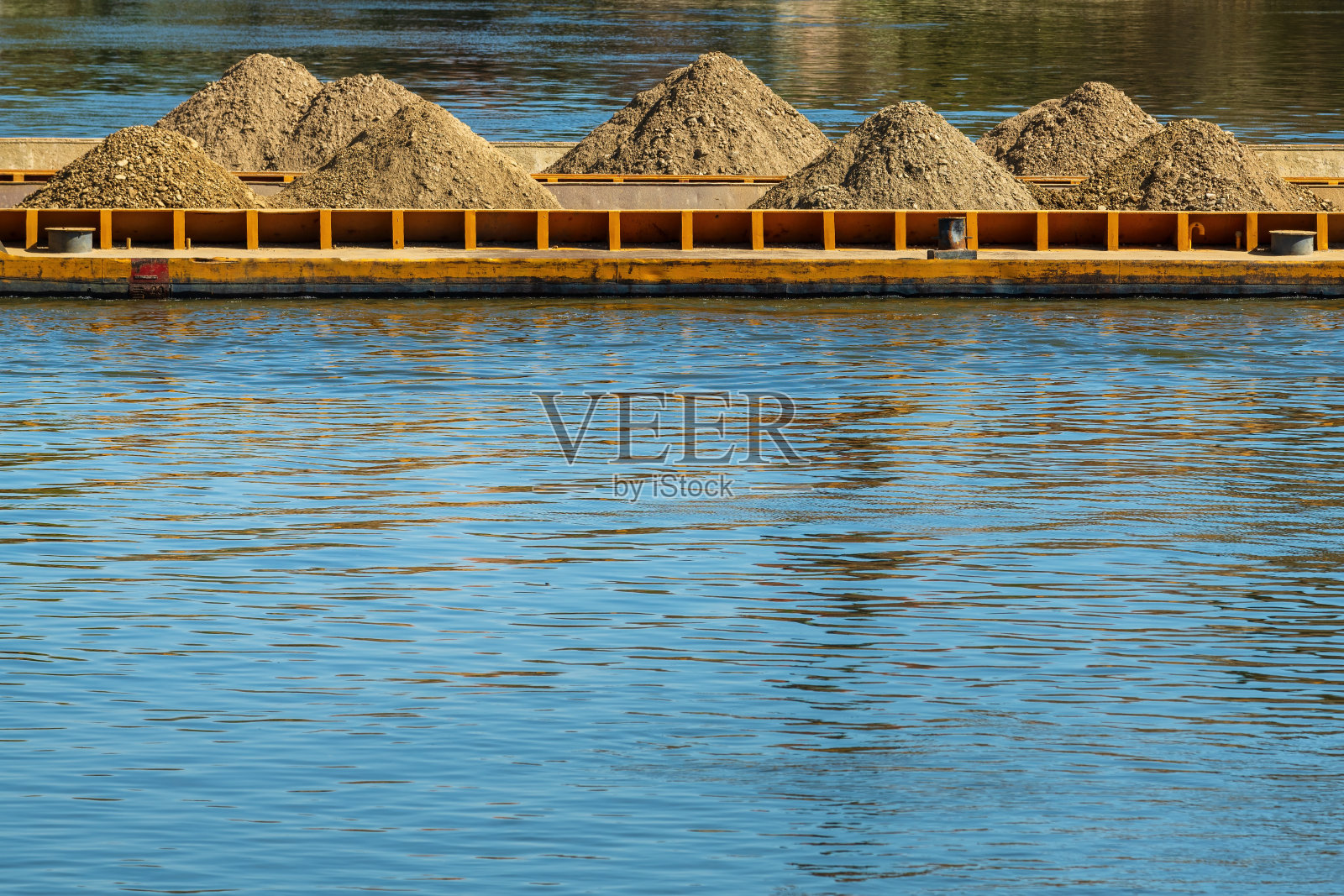 驳船一种平底船，由拖船沿河推来运输砾石和砂砾照片摄影图片