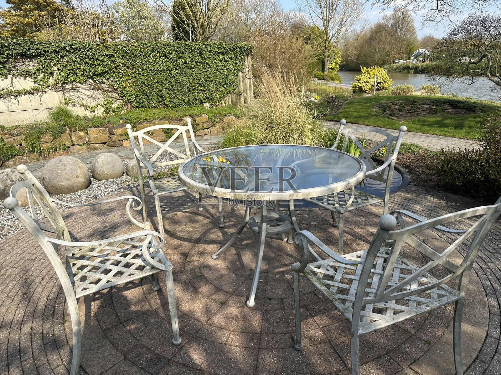 美丽的露台与花园餐台照片摄影图片