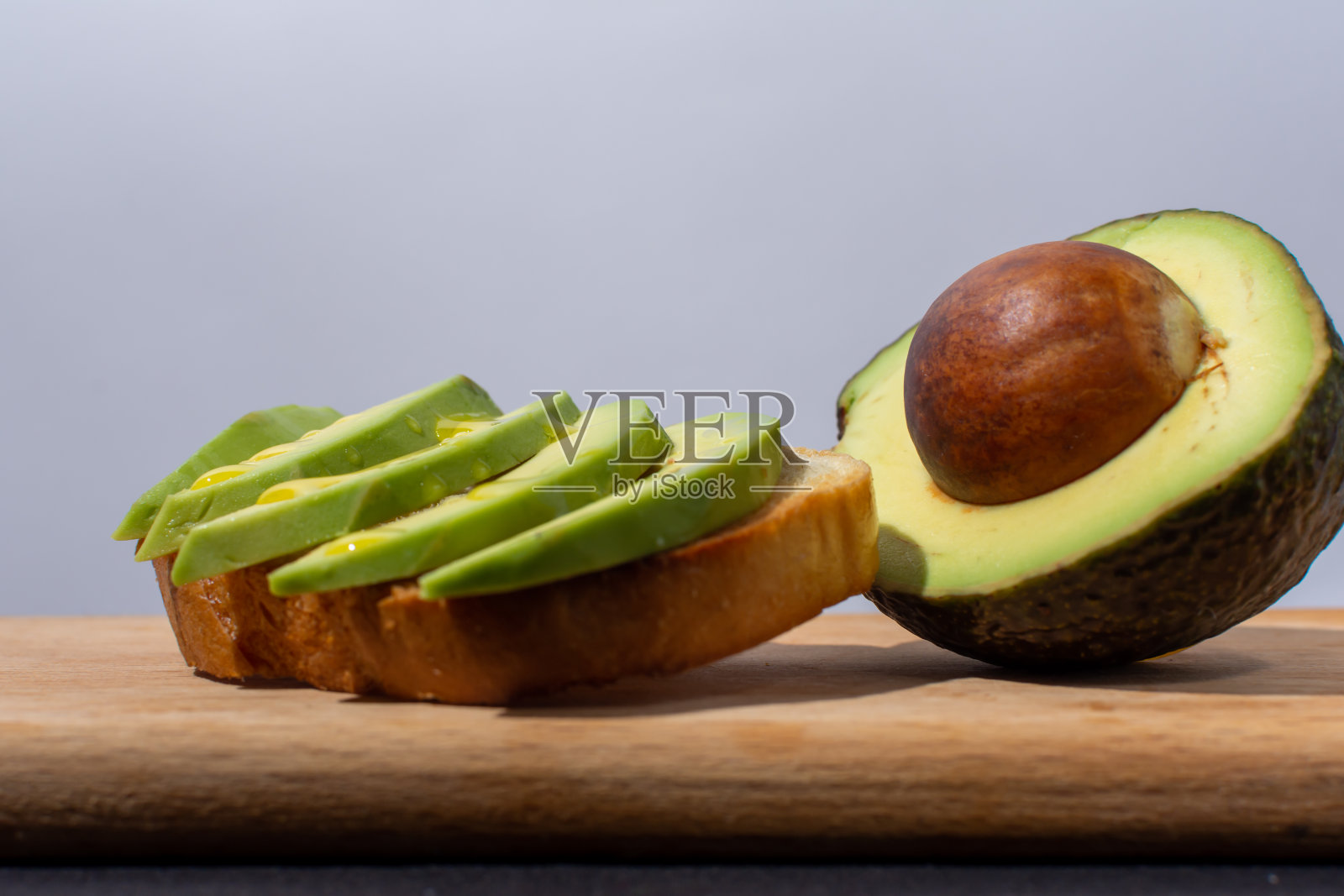 夹牛油果片和半个牛油果的三明治照片摄影图片