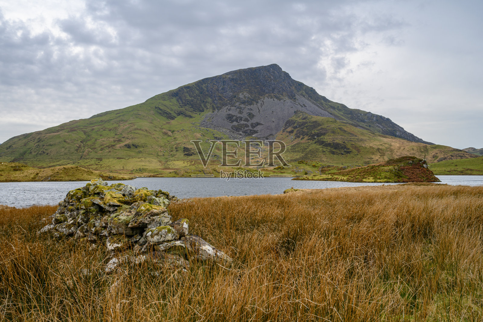 斯诺多尼亚国家公园的湖泊和丘陵照片摄影图片