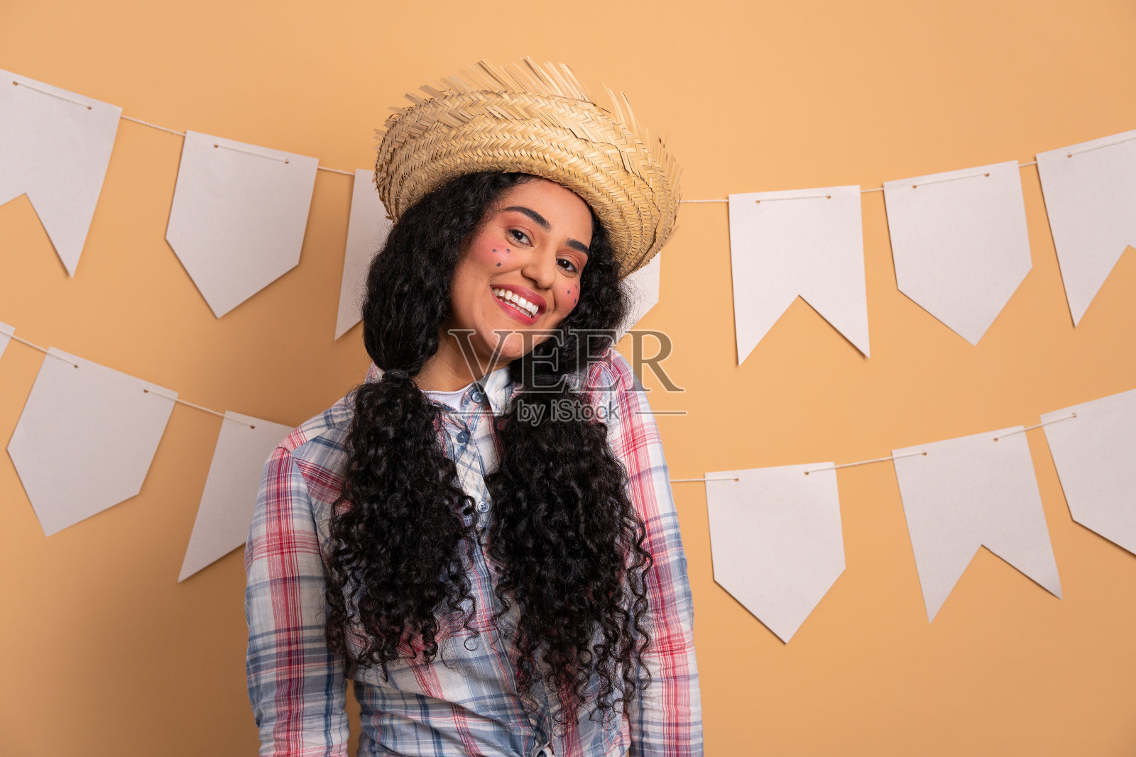 欢快的黑人年轻女子在巴西的节日朱尼纳摄影棚拍摄。喜悦，人的概念。照片摄影图片