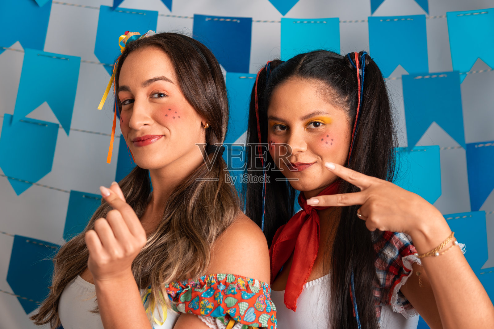 六月节:巴西的派对，有趣的女人在六月节上穿着凯皮拉服装拍照照片摄影图片